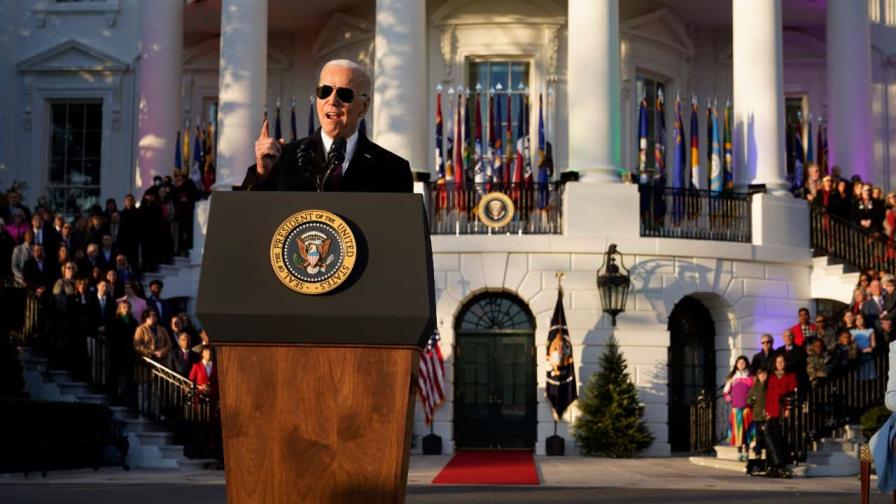 Biden dice que EEUU tiene la obligación moral de regular más las armas de fuego