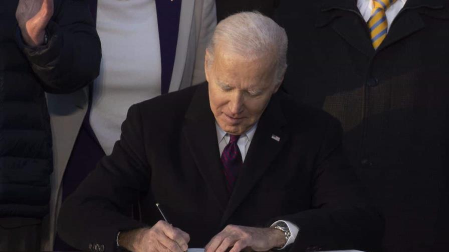 Biden firmó una ley que protege el matrimonio igualitario