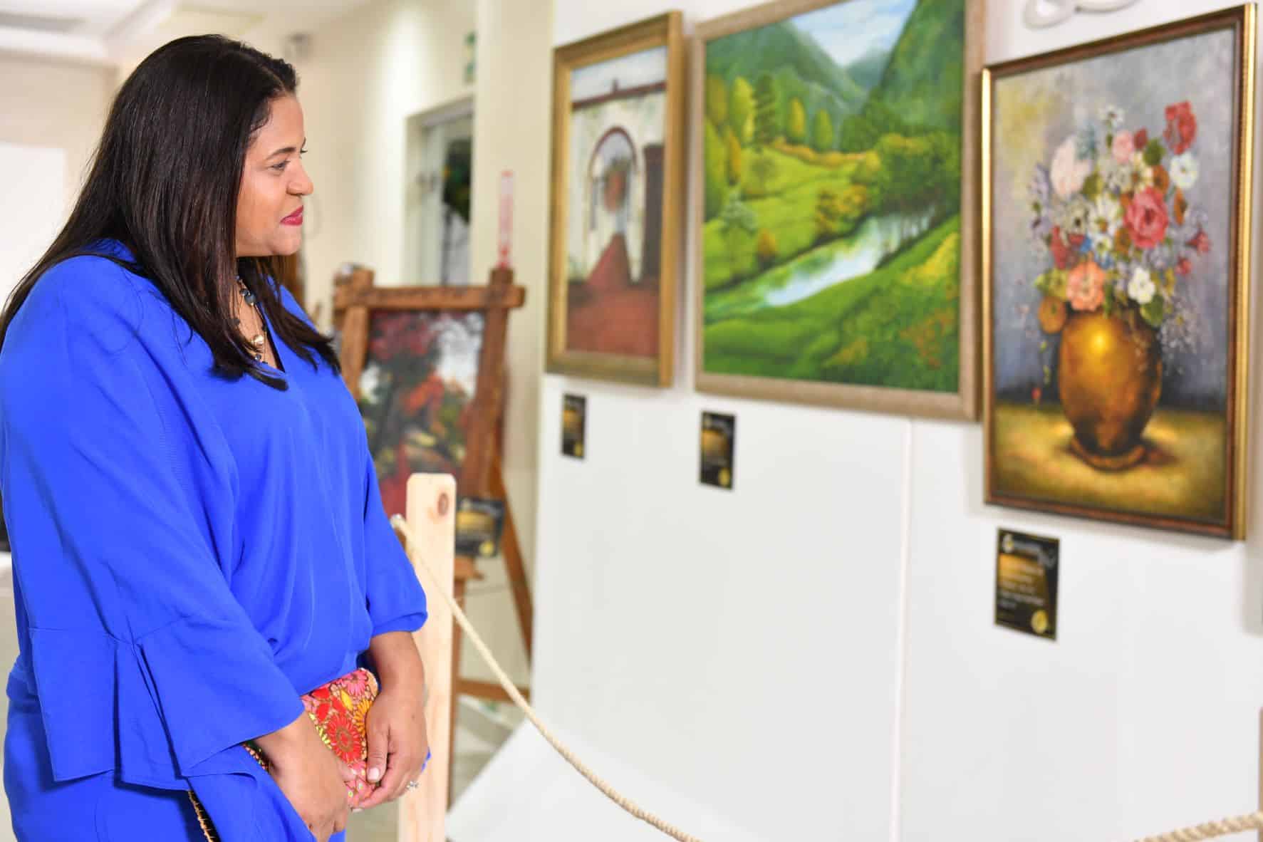 Desayina Campusano observa las obras.