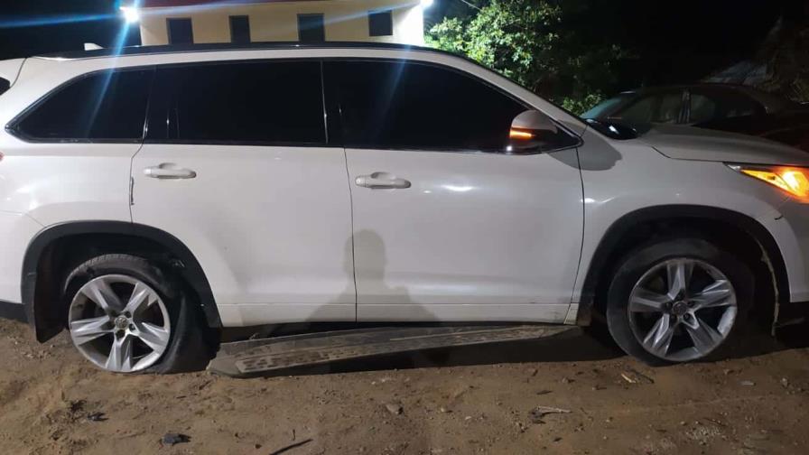 Apresan dos dominicanos que transportaban en yipeta a 16 haitianos indocumentados Apresan dos dominicanos que transportaban en yipeta a 16 haitianos indocumentados