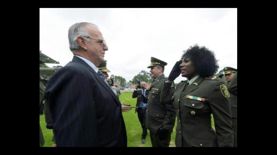 Por primera vez una oficial colombiana logra llevar su pelo afro sin alisar Por primera vez una oficial colombiana logra llevar su pelo afro sin alisar