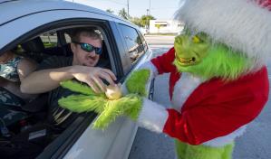 Grinch entrega cebollas a automovilistas que van muy rápido