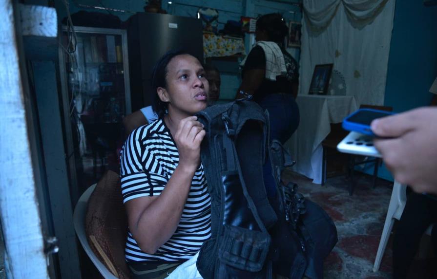 “Mi hijo no pertenecía a ninguna banda, eso es mentira”, dice madre de policía muerto en Los Alcarrizos