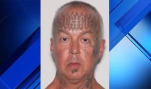 Buscan a un hombre con tatuajes en la cara por brutal violación en Florida