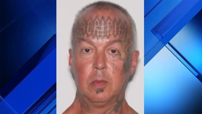 Buscan a un hombre con tatuajes en la cara por brutal violación en Florida