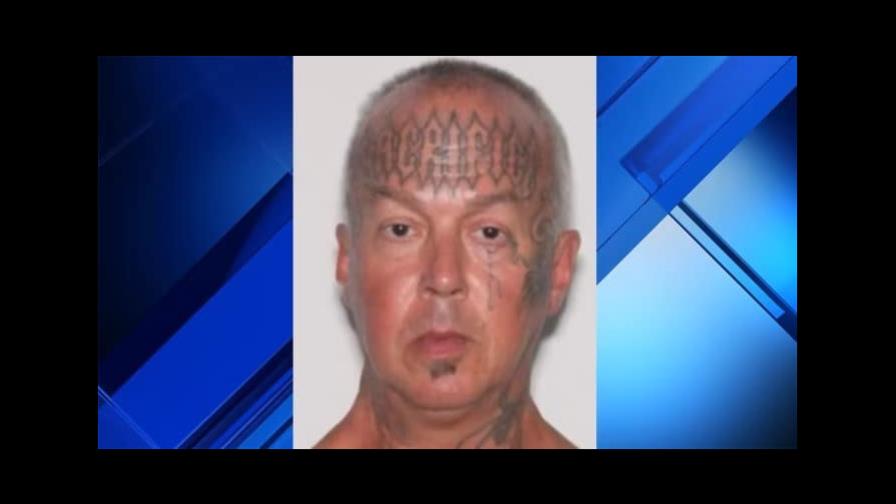 Buscan a un hombre con tatuajes en la cara por brutal violación en Florida
