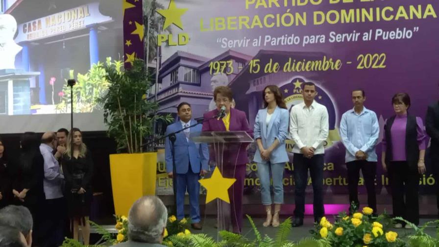 Abel Martínez recibe certificado que lo acredita como precandidato presidencial del PLD