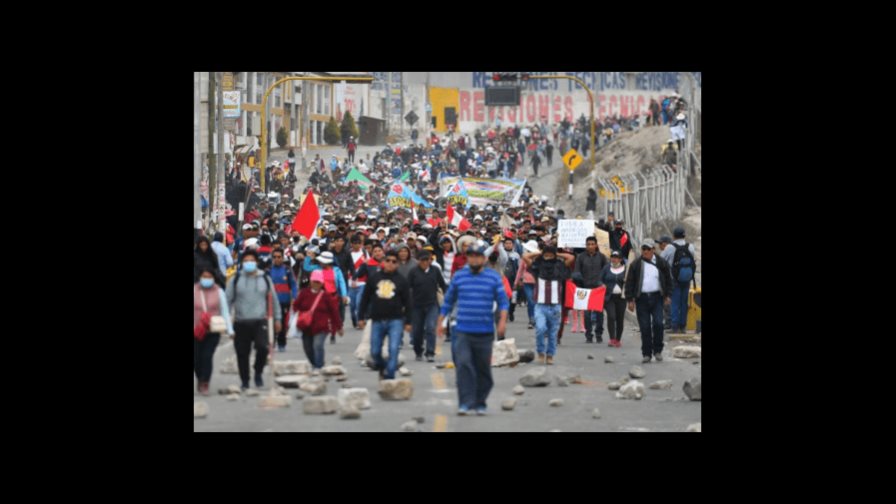 Aumenta a 20 el balance de muertos por las protestas en Perú