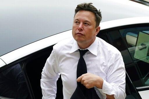 Tesla cierra al alza pese a venta de acciones de Musk