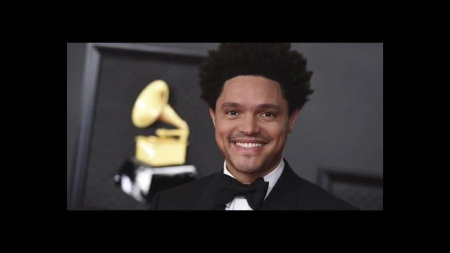 El cómico Trevor Noah presentará los Grammy por tercer año consecutivo
