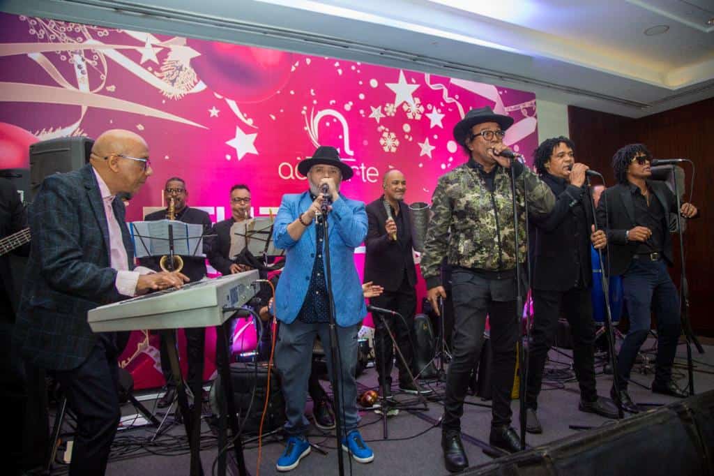 Pavel Núñez, mientras canta con la orquesta de Dioni Fernández.