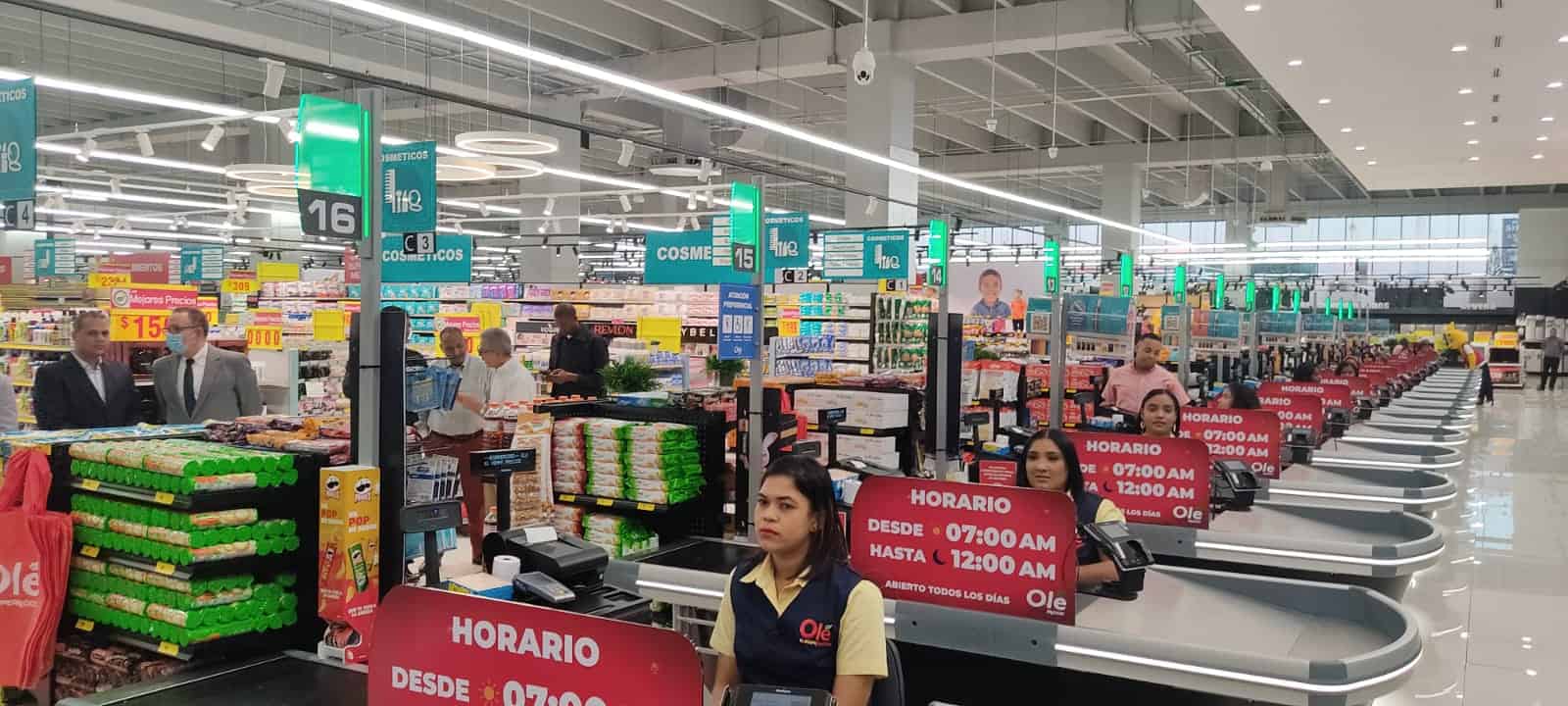Raquel Peña acompaña ejecutivos Olé en inauguración sucursal - Diario Libre