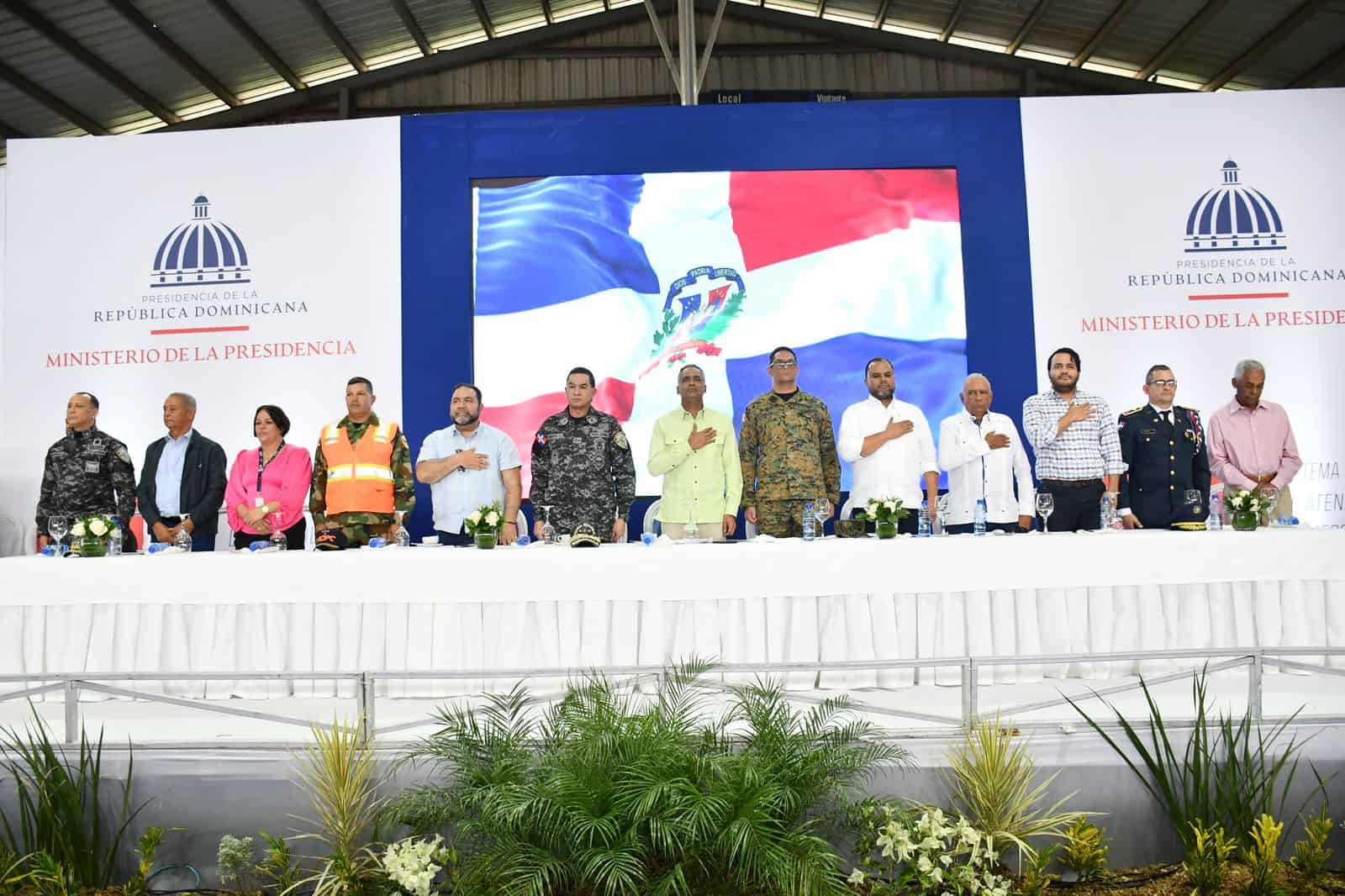  Las autoridades durante el acto que dejó en funcionamiento el Sistema Nacional de Atención a Emergencias y Seguridad en La Vega.