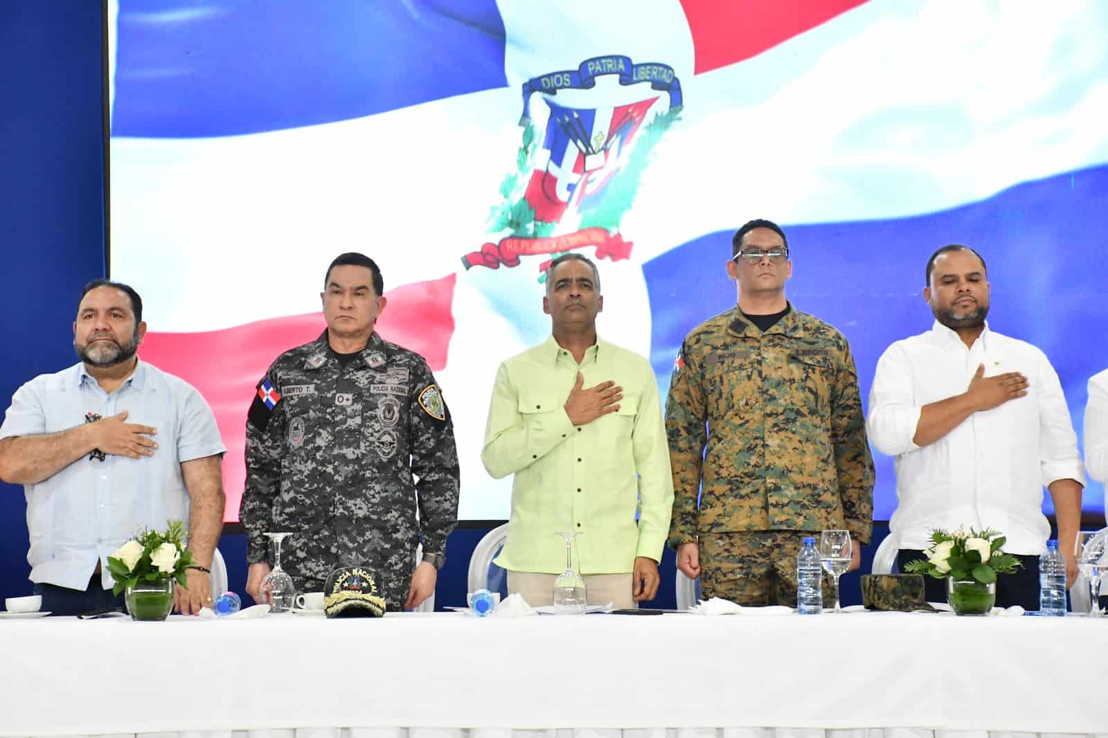 &nbsp;Las autoridades durante el acto que dejó en funcionamiento el&nbsp;Sistema Nacional de Atención a Emergencias y Seguridad en La Vega.