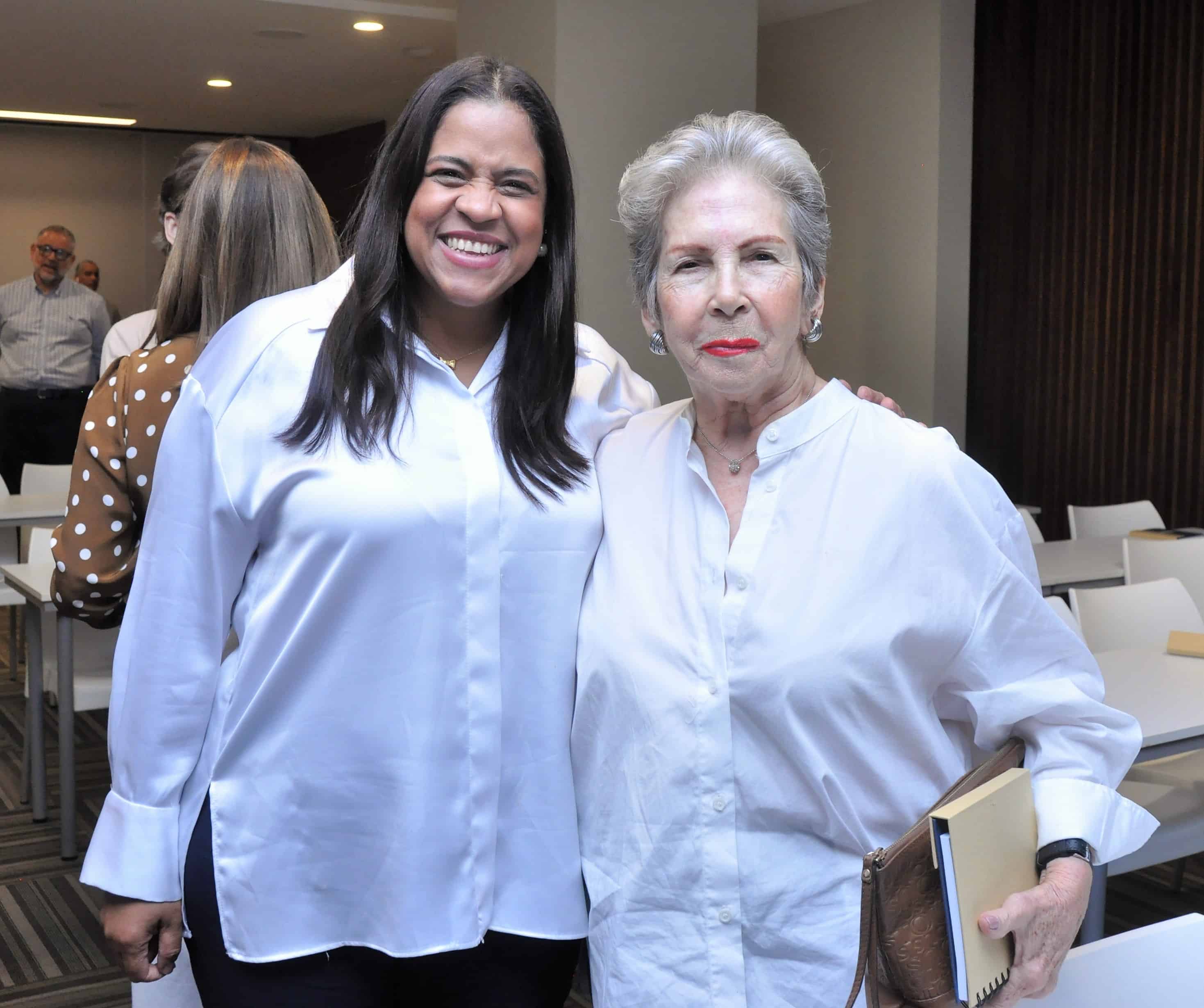 Deyanira Campusano de Luna y Lisette Vega de Purcell.