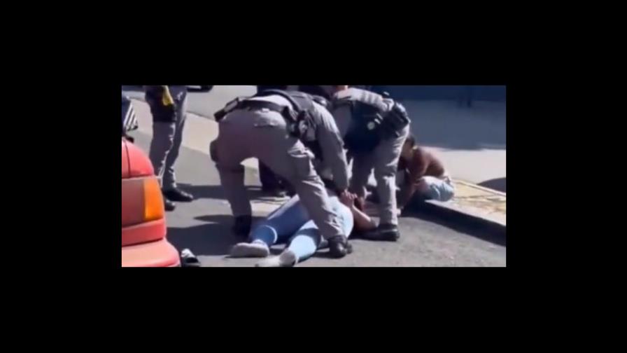 Agente policial de Puerto Rico inmoviliza con un arma TASER a mujer que lo agredió