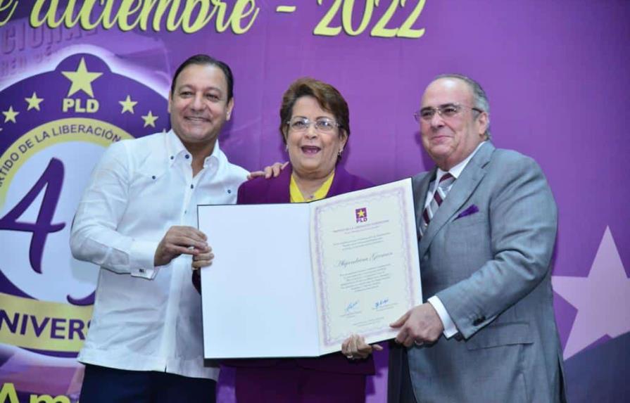 Abel Martínez recibió certificación como precandidato oficial del PLD