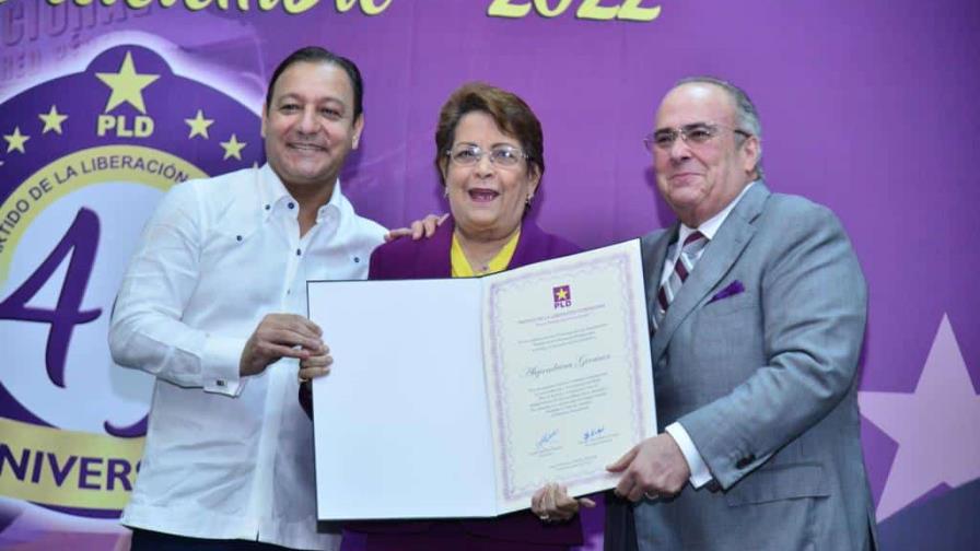 Abel Martínez recibió certificación como precandidato oficial del PLD