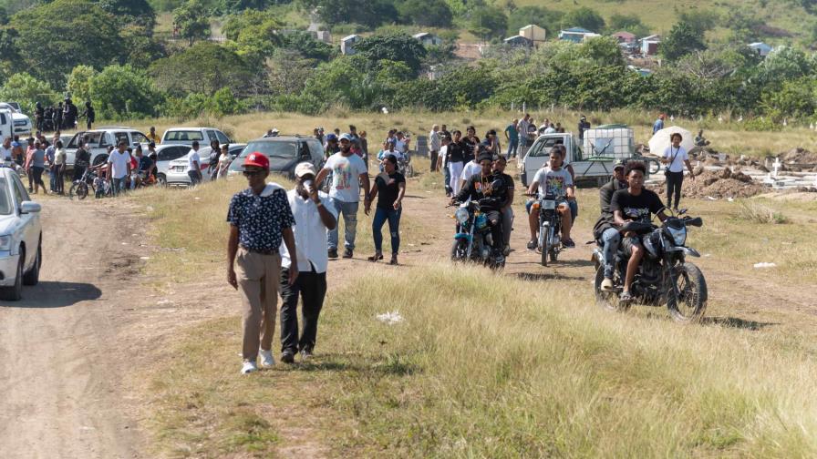 Tensión durante sepelio de dos de los supuestos miembros de la banda Los Papo Trenzas