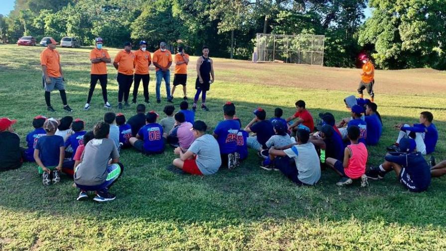La Policía Nacional da clínica de béisbol a jóvenes de Moca La Policía Nacional da clínica de béisbol a jóvenes de Moca