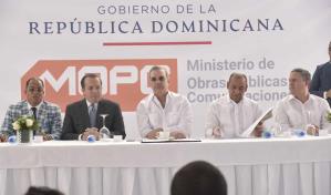 Abinader entrega veh&iacute;culos y equipos a Obras P&uacute;blicas