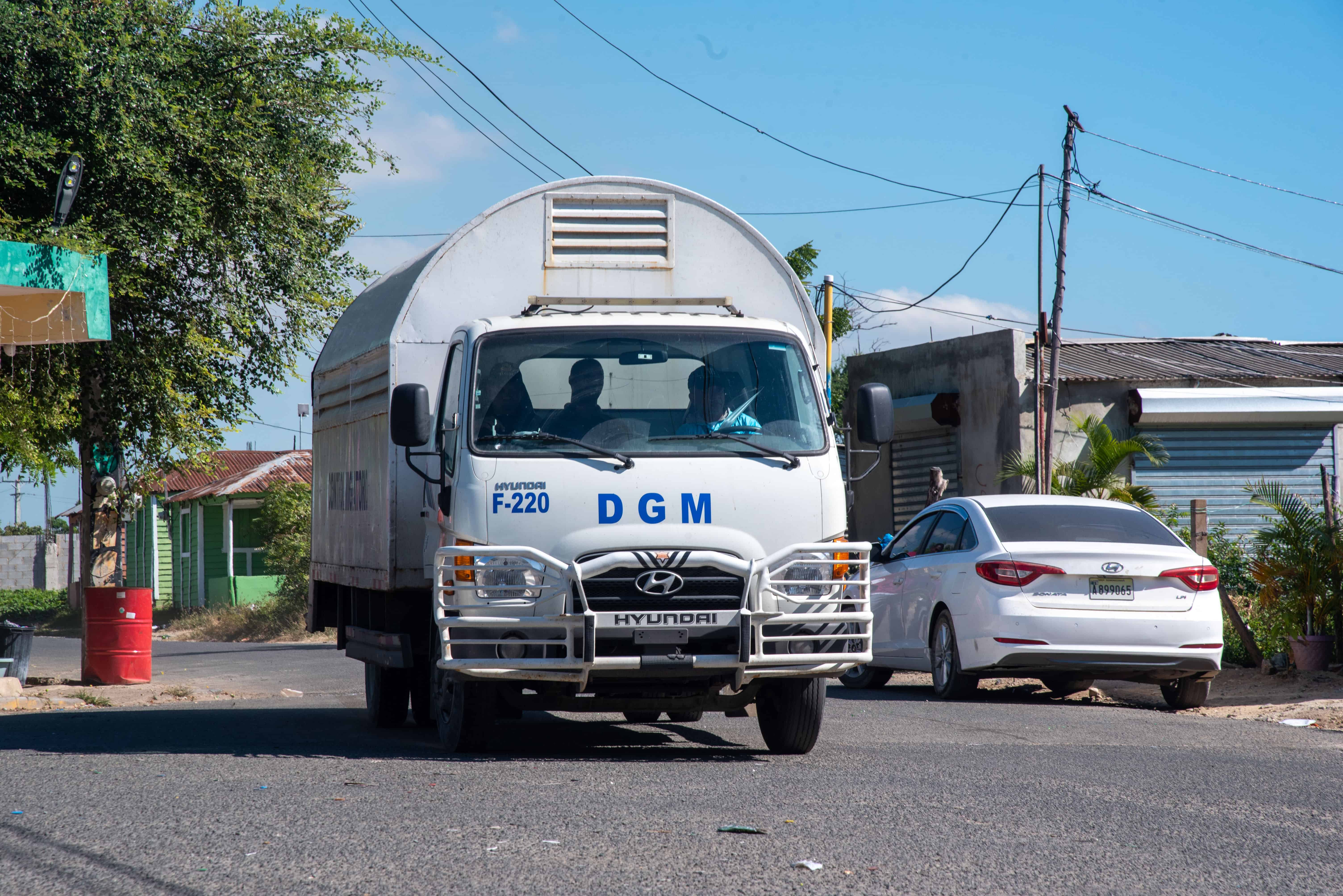 Vehículos de Migración con haitianos ilegales que transportan al Vacacional de Haina.