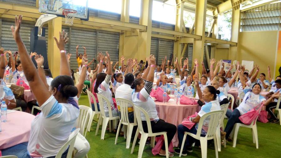 SOS Mujer Extraordinaria cierra campaña contra la violencia con expo feria en Baní SOS Mujer Extraordinaria cierra campaña contra la violencia con expo feria en Baní