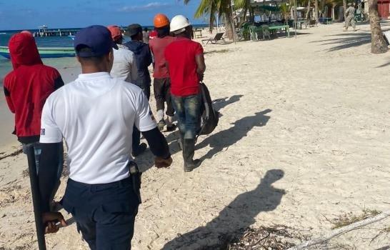Migración detiene 22 haitianos ilegales en la isla Saona