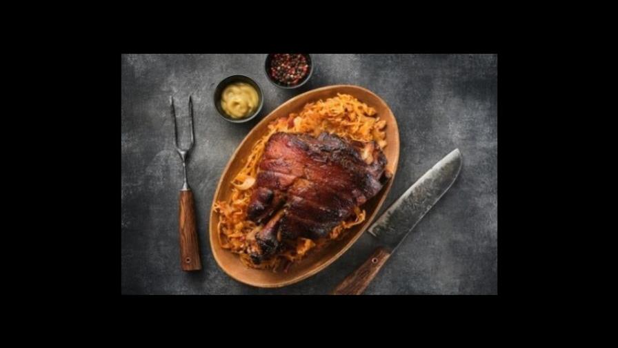 Así se hace una pierna de cerdo jugosa y con “cuerito” crocante