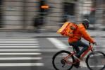 Reclamo de salario mínimo para los repartidores de comida en NY no es unánime