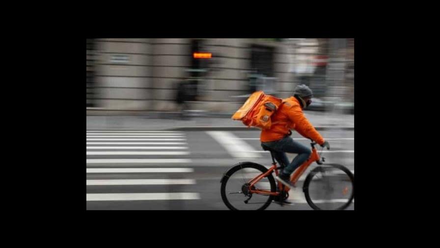 Reclamo de salario mínimo para los repartidores de comida en NY no es unánime