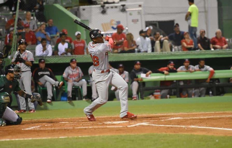 Leones blanquean a los Gigantes en labor combinada de cuatro lanzadores