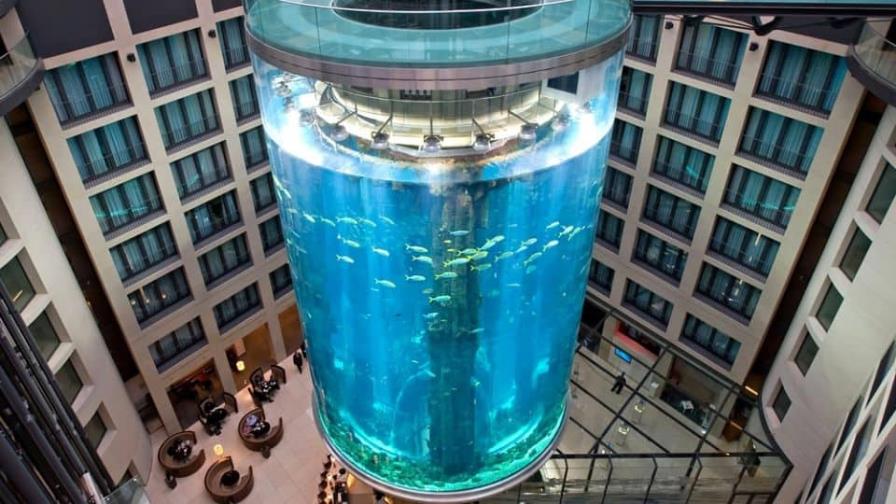 Revienta en Berlín el mayor acuario cilíndrico mundial por posible deterioro