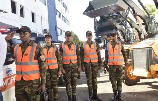 Abinader entrega vehículos y equipos a Obras Públicas