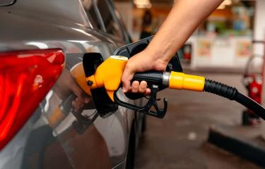 El gobierno vuelve a congelar los precios de todos los combustibles