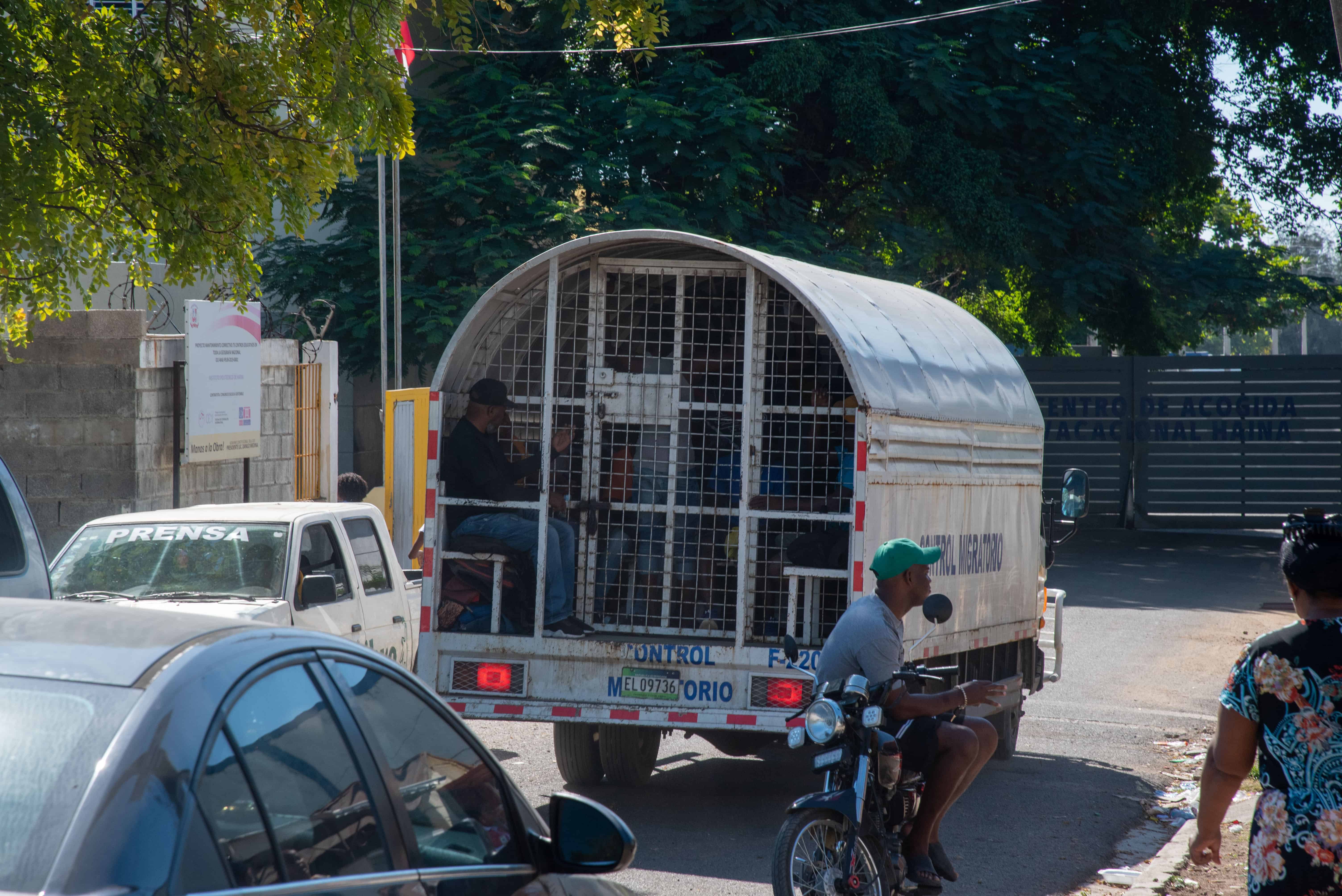 Vehículos de Migración transportan haitianos ilegales.