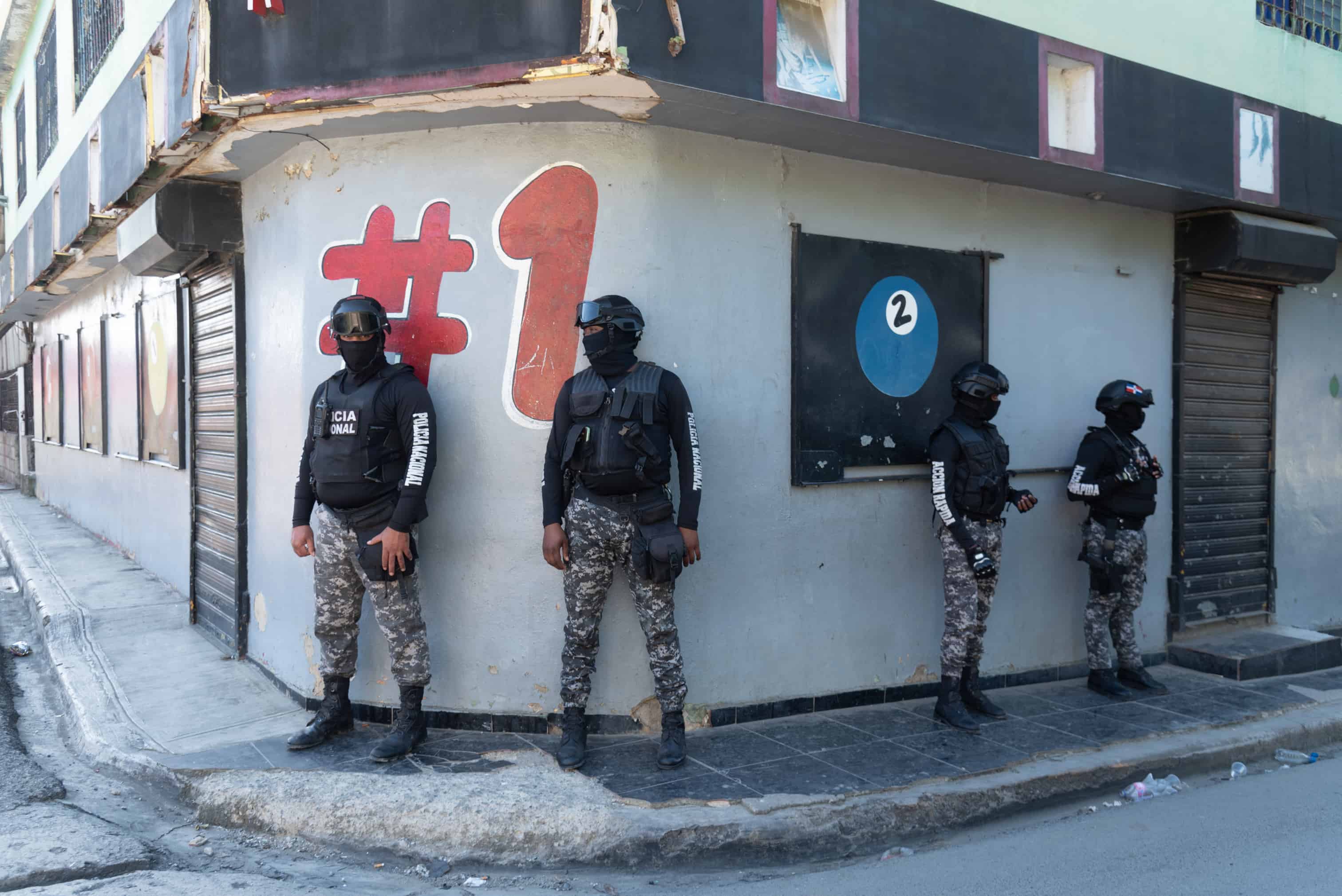 Agentes de la Policía Nacional en las inmediaciones de la residencia de Jeffrey.&nbsp;