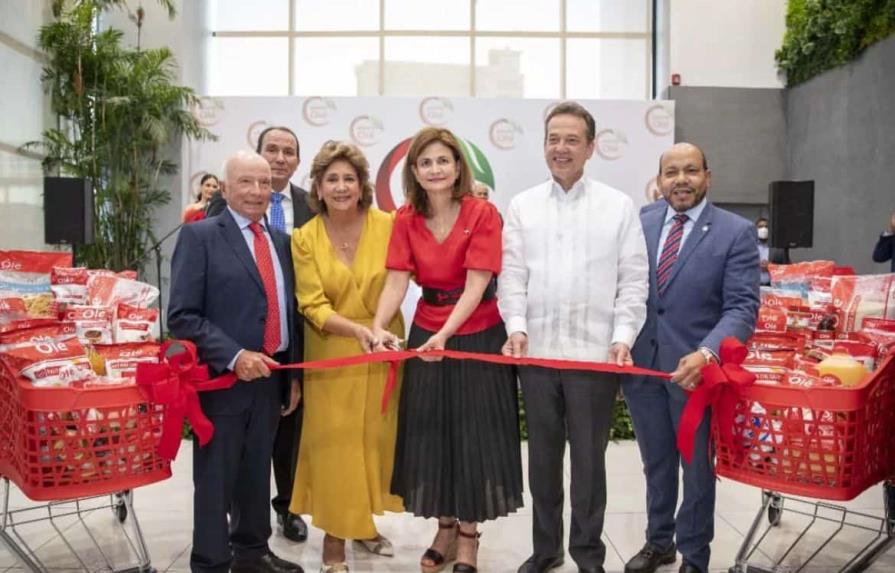 Raquel Peña acompaña a ejecutivos del Olé en inauguración de nueva sucursal en la 27 de Febrero