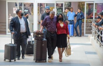 Dominicanos ausentes llegan al país cargados de emociones y alegría