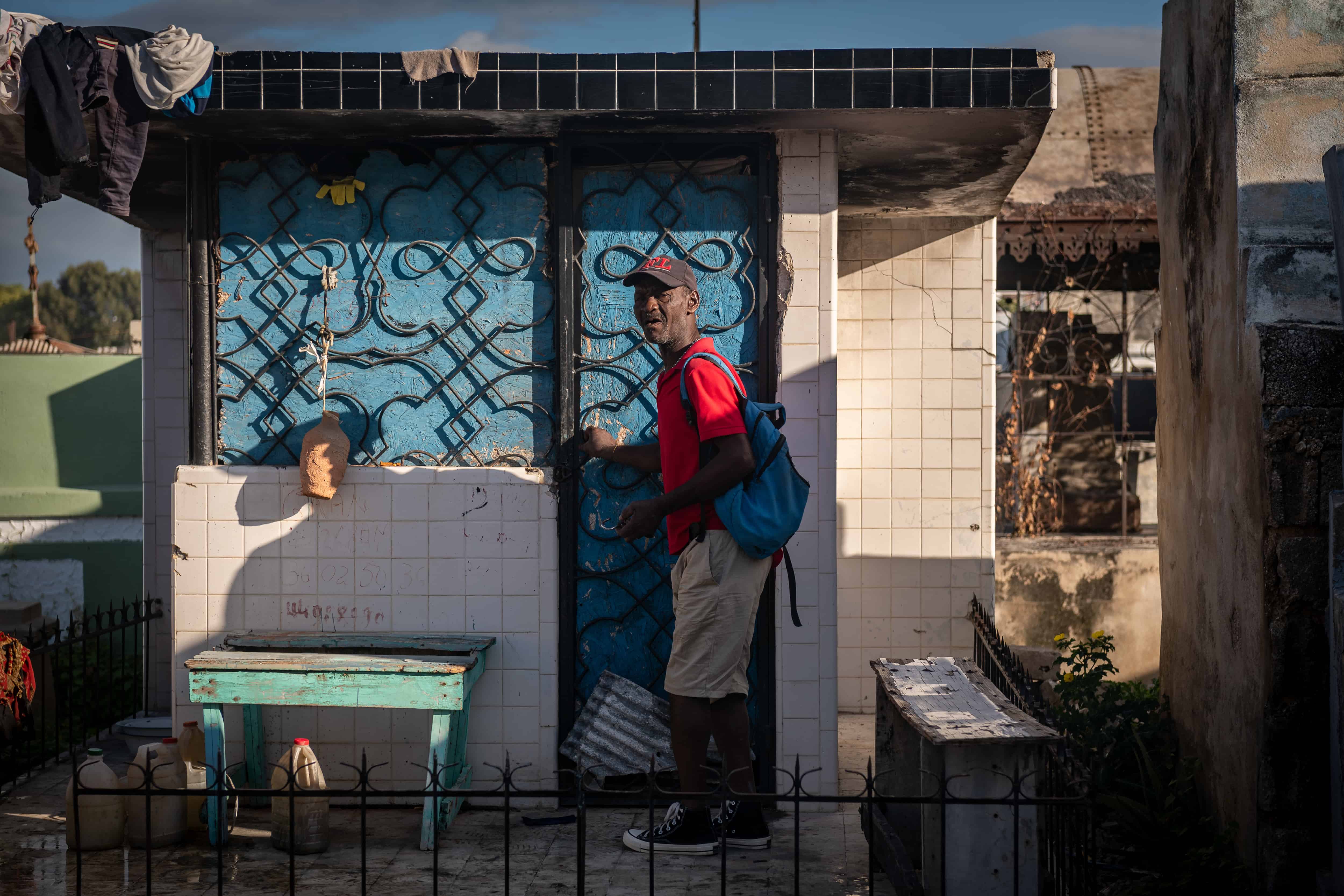  Jean, un sacerdote vudú, permanece en la entrada de una tumba que convirtió en lugar de ceremonias místicas, el 10 de diciembre de 2022, en el Cementerio General de Puerto Príncipe (Haití). 