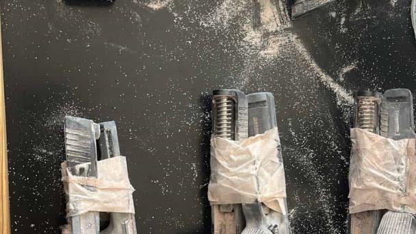 Policía incauta armas, miles de dólares en efectivo y drogas enviadas desde EE.UU.