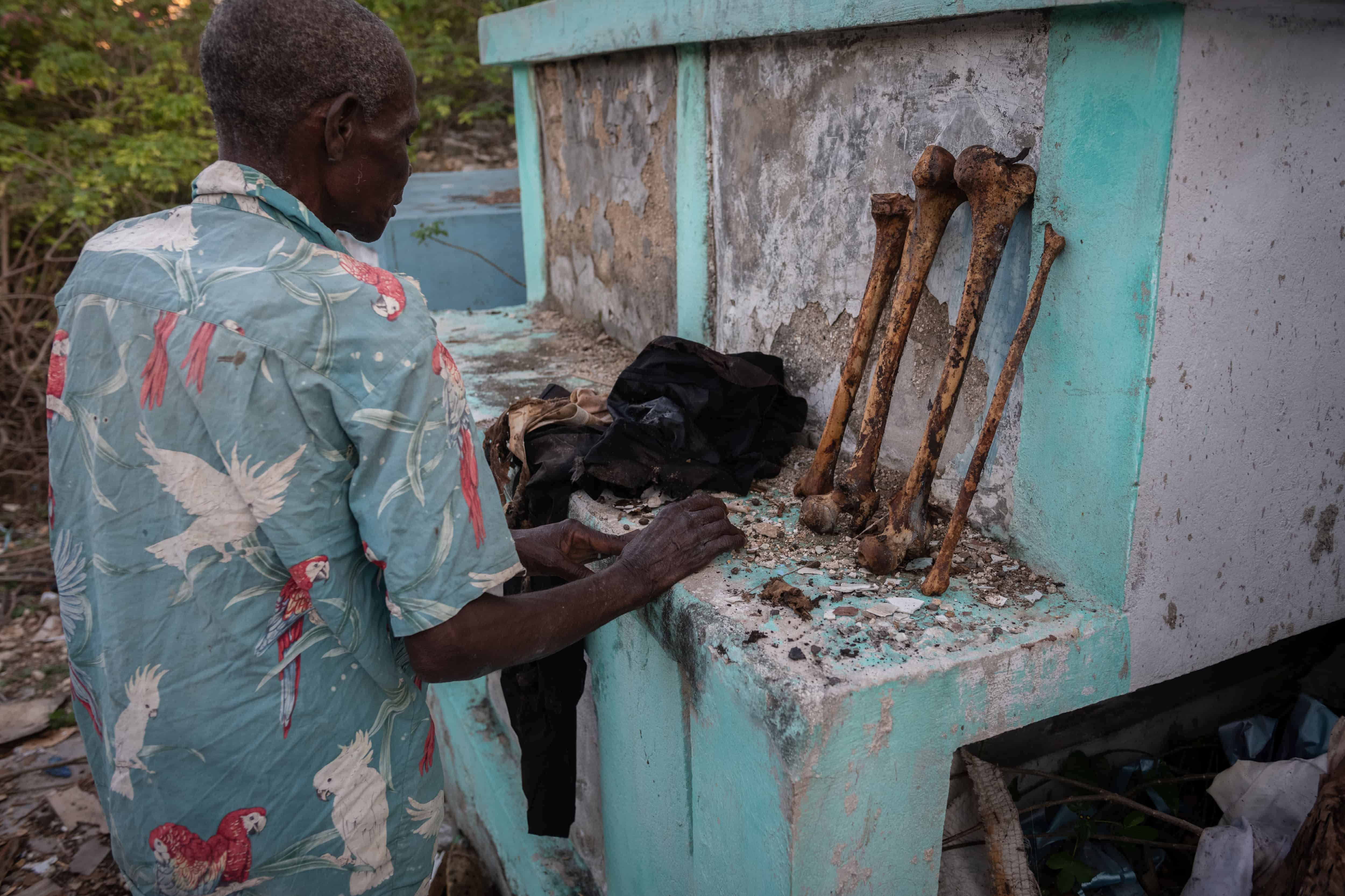 Un hombre busca huesos para vender, el 10 de diciembre de 2022, en el Cementerio General de Puerto Príncipe (Haití). 