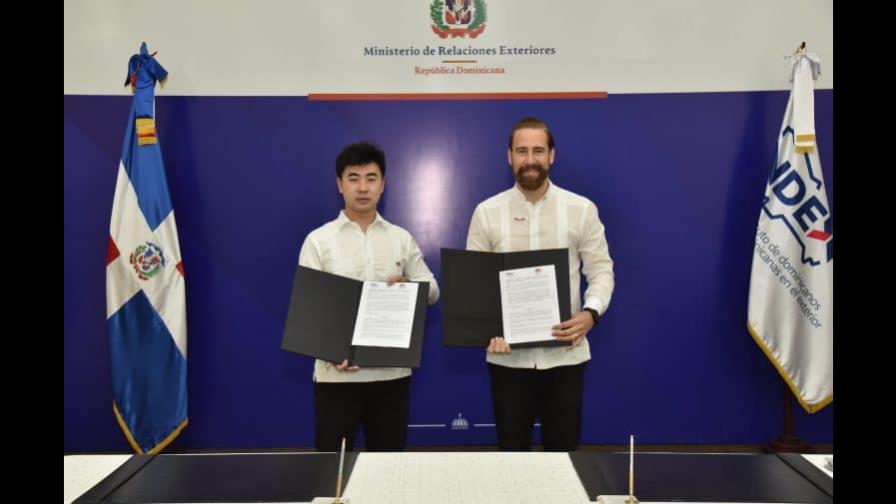 INDEX y Huawei firman acuerdo para capacitar a dominicanos residentes en el exterior