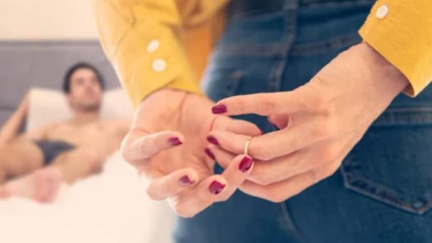 Estudio revela cuándo es más probable que tu pareja te sea infiel