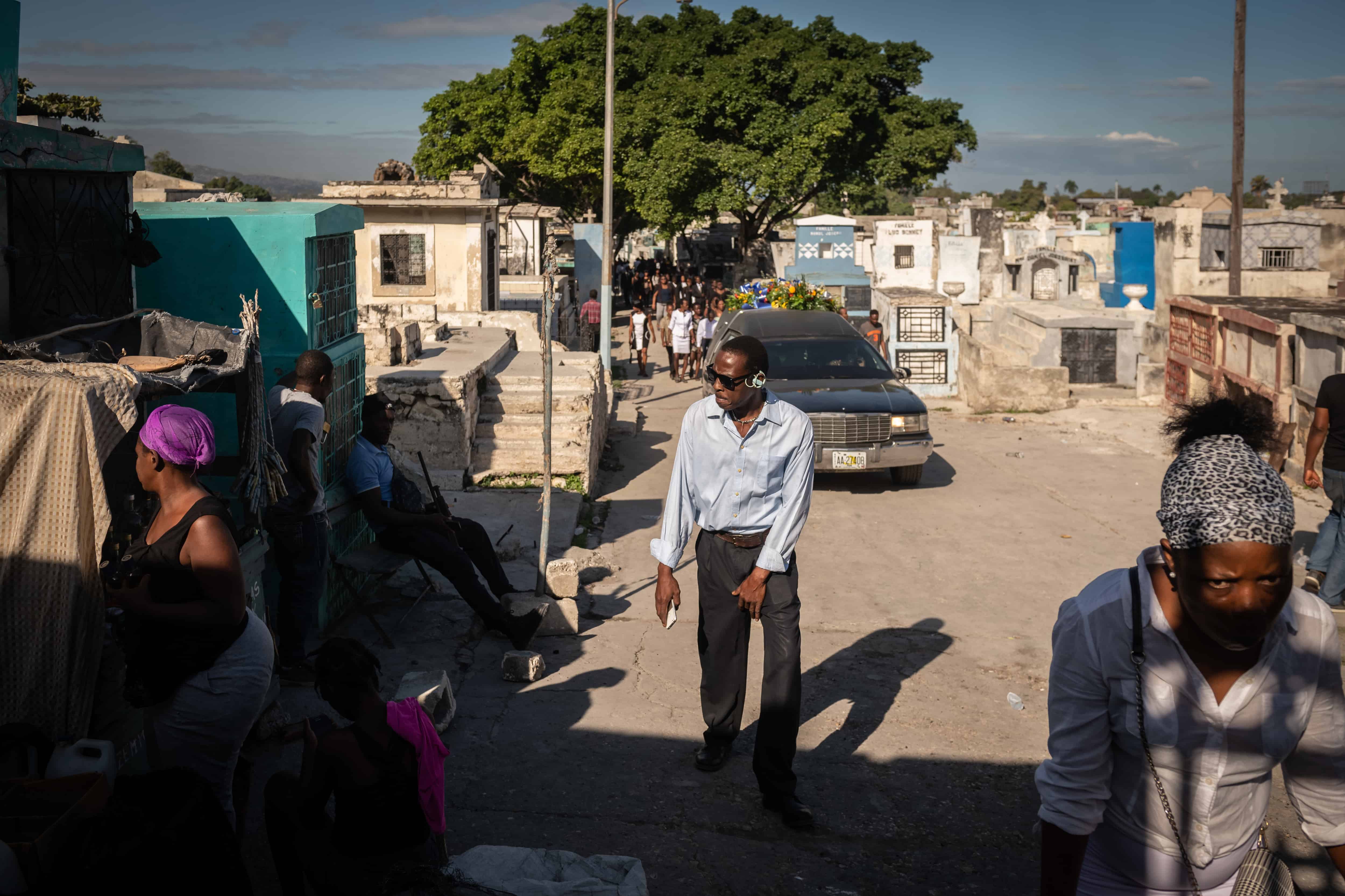 Personas acuden a sepultar a un ser querido, el 10 de diciembre de 2022, en el Cementerio General de Puerto Príncipe (Haití). 