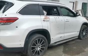 Así quedó el vehículo del supuesto narcotraficante abatido por policías en San Francisco de Macorís