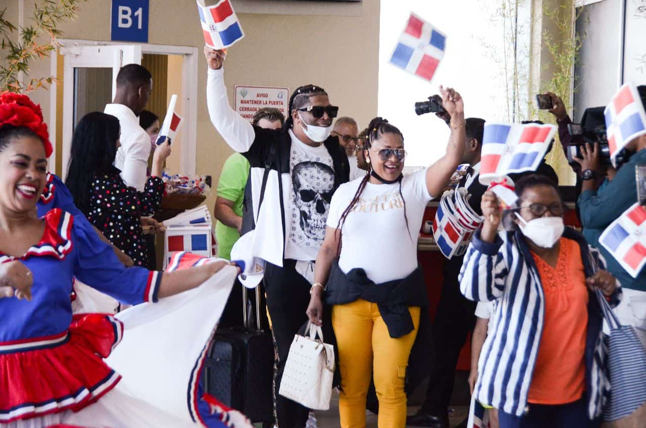 Pasajeros cuando llegaron a República Dominicana por el aeropuerto del Cibao, en Santiago, desde Madrid.