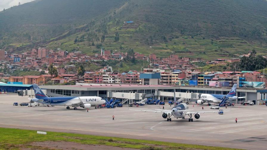 Perú reabrirá desde el lunes más aeropuertos afectados por las protestas