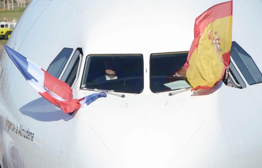 Santiago recibe primer vuelo directo desde Madrid a ritmo de perico ripiao