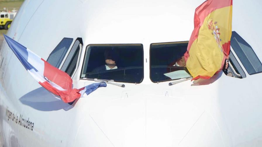 Santiago recibe primer vuelo directo desde Madrid a ritmo de perico ripiao Santiago recibe primer vuelo directo desde Madrid a ritmo de perico ripiao